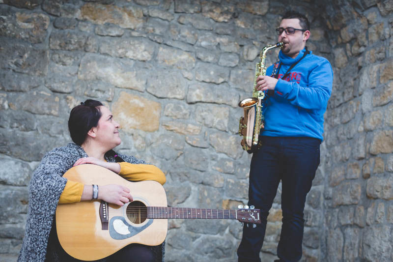 guitare et saxophone pendant une seance fiancailles