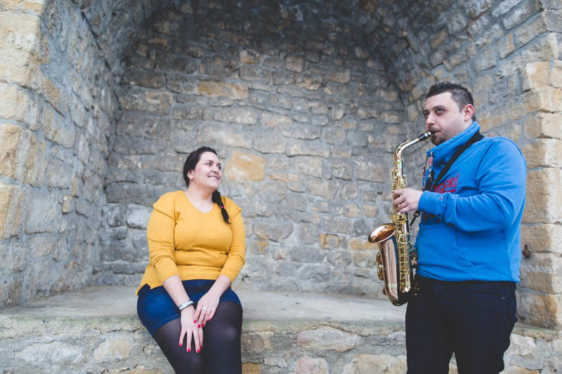 joueur de saxophone pendant une seance fiancailles