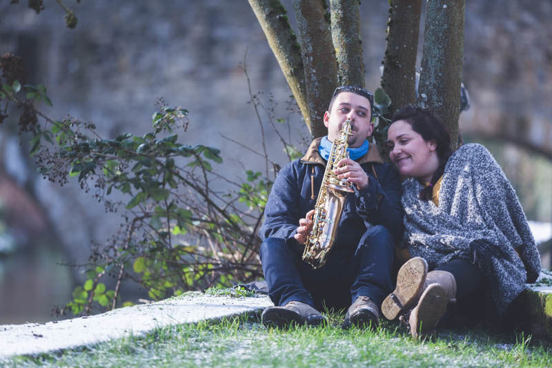 joueur de saxophone sous un arbre à clausen