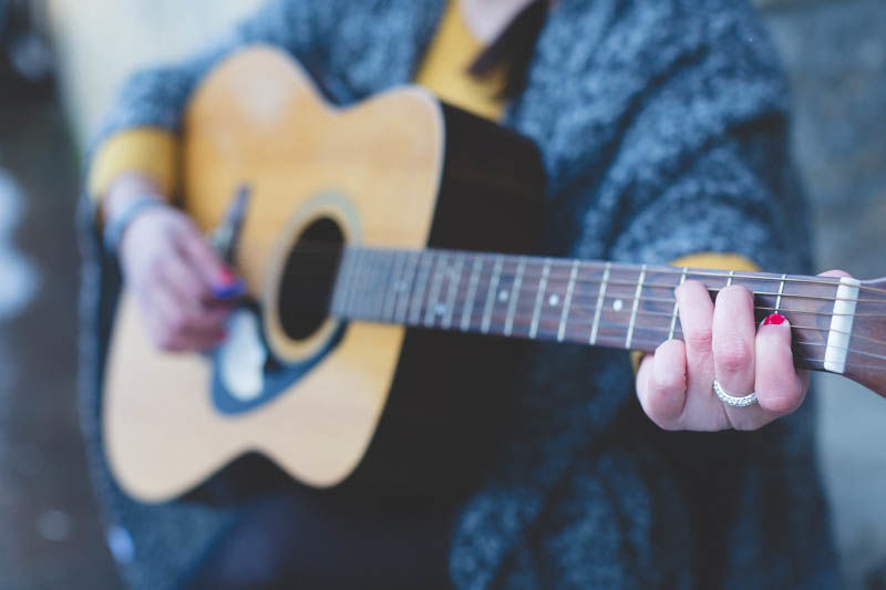 le photographe isole la guitare pour le plus bel effet